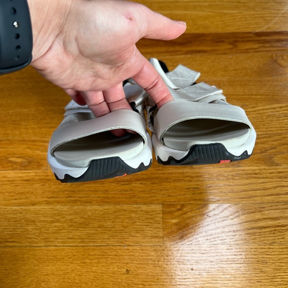 Like new SOREL KINETIC IMPACT SANDAL 9 Color- Fawn & Black - Picture 4 of 7